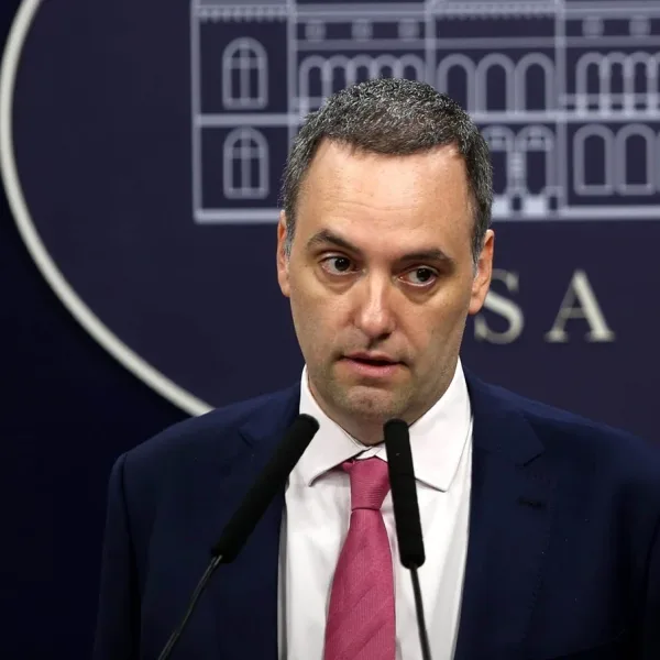 Establecieron quién será el Jefe de Gabinete en caso de una ausencia temporal de Adorni