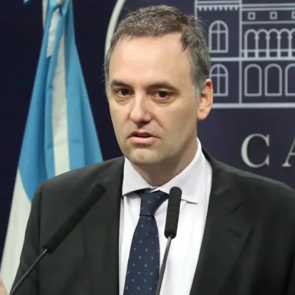 Adorni se defendió de las críticas por el viaje de su esposa y denunció “fake news”