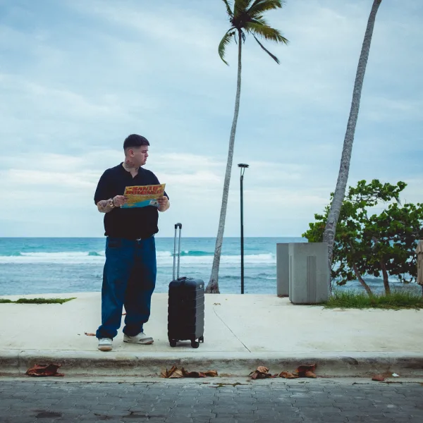 MHTRESUNO presenta el short film de "Santo Domingo" y expande el universo de su último álbum