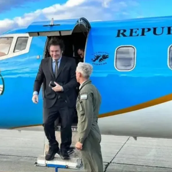 Milei viajó a España para participar de un foro económico en medio del escándalo por los viajes de Adorni