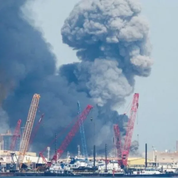 Irán extiende la guerra y ataca instalaciones petroleras en Emiratos Árabes Unidos