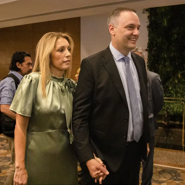 Manuel Adorni defendió el viaje de su esposa a EE.UU. y habló de “operaciones” por el vuelo a Uruguay