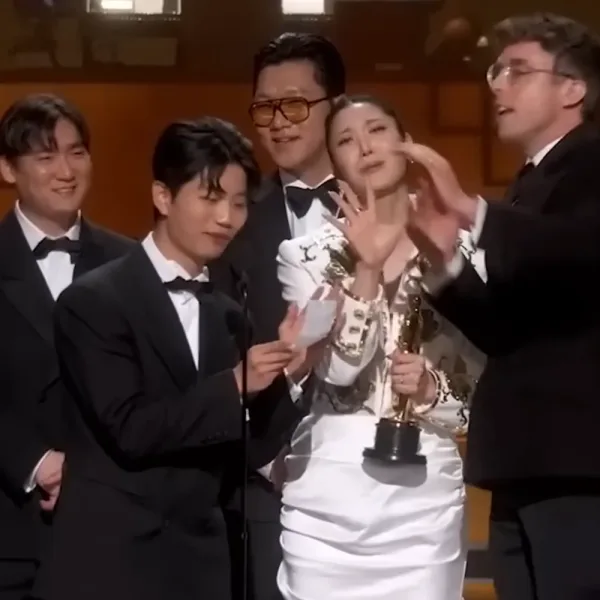 Los compositores de "K-Pop Demon Hunters" tras ser interrumpidos en los Oscar, pudieron terminar su mensaje bajo el escenario 