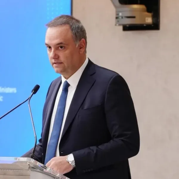 Adorni dijo que el video del avión privado salió "de puertas adentro" del Gobierno; Aumentaron los colectivos en el AMBA; Falleció Marcelo Araujo y mucho más...