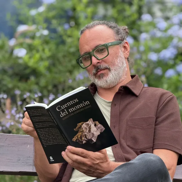 Del rock a la literatura: Sebastián Cebolla Cebreiro, de La Vela Puerca, debuta como escritor con “Cuentos del montón”