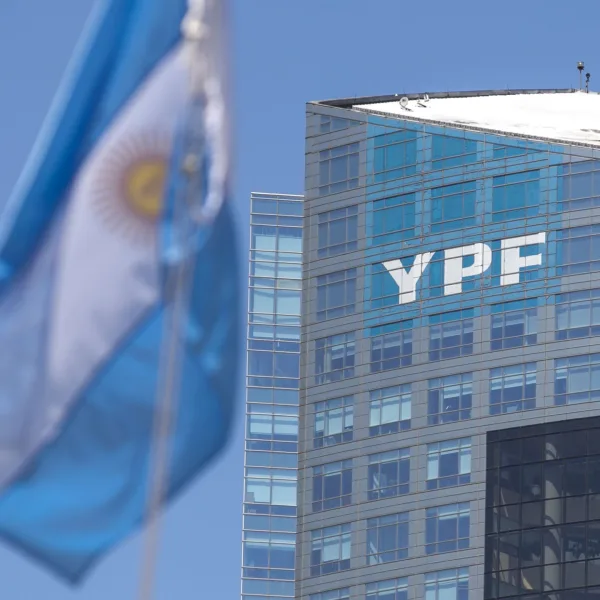 Juicio por YPF: la Justicia de EE. UU. suspendió las demandas contra la Argentina