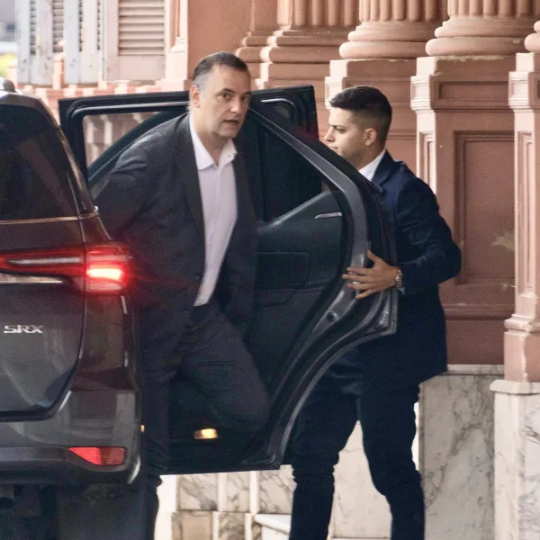 Denuncian penalmente a Manuel Adorni por presuntas irregularidades en Tecnópolis