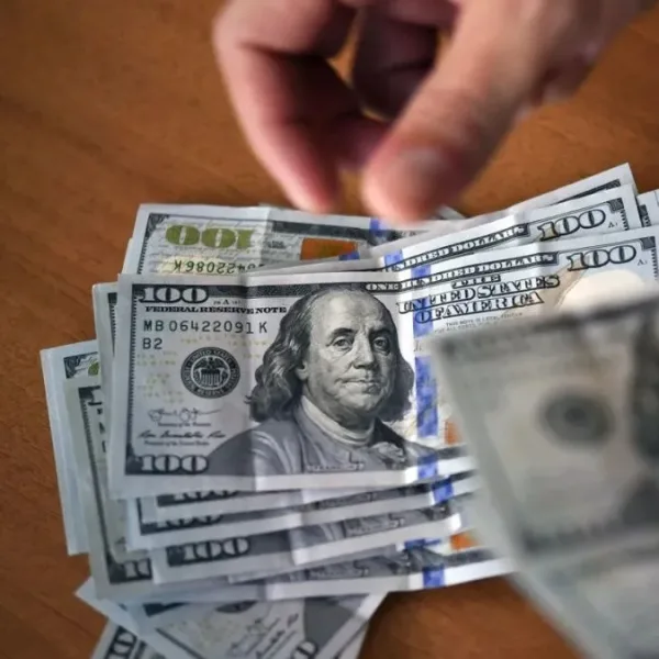 Estafa en Mendoza: denuncian un esquema que prometía 2,5% mensual en dólares y ya supera el millón