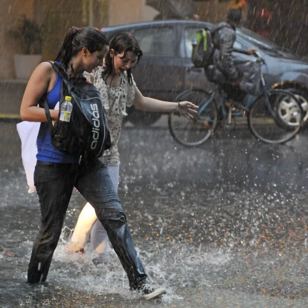 Más de 40 mil usuarios sin luz en el AMBA por el fuerte temporal