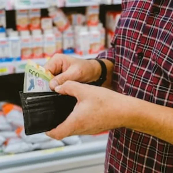 Inflación y salarios: más del 50% de los hogares se endeuda para llegar a fin de mes