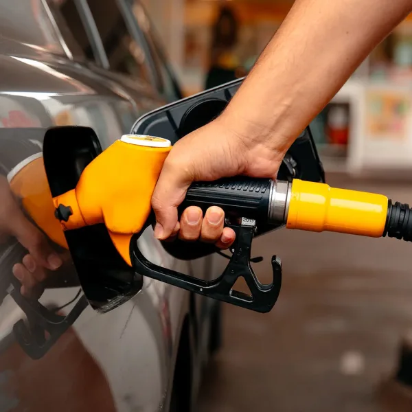 Combustibles en alza: la nafta ya subió hasta 16% y prevén nuevos aumentos por la escalada del petróleo