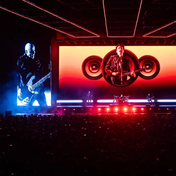 Soda Stereo dio su primer de los 10 shows de la gira "Ecos", marcado por la tecnología y la nostalgia