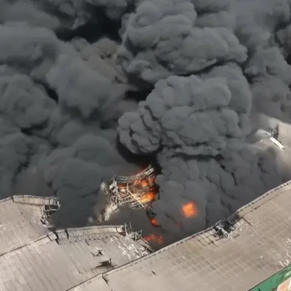 Incendio en un depósito de pintura en Francisco Álvarez: trabajan 25 dotaciones de bomberos