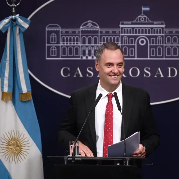 Mientras sigue la investigación de su declaración jurada | Adorni continúa con su batería de reuniones