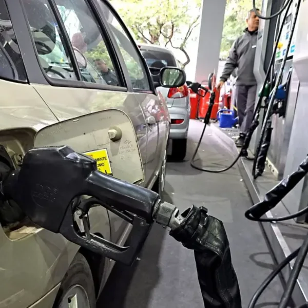 Naftas: subieron 20% en marzo y la súper ya supera los $2000 por litro