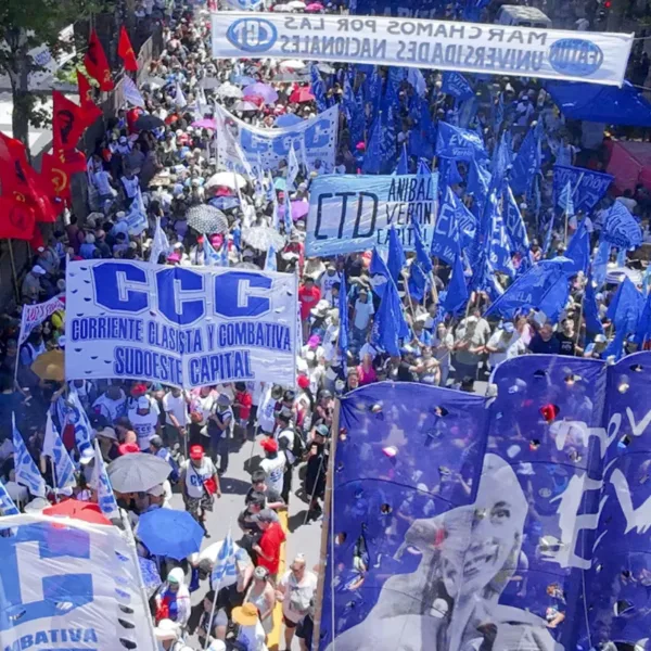 La Justicia frena la reforma laboral; Un alumno entró armado al colegio y mató a un compañero; Juega la Selección y más...