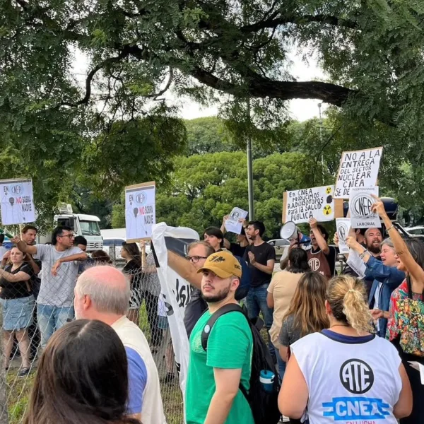 Trabajadores de la CNEA denuncian precarización y una pérdida salarial del 30%