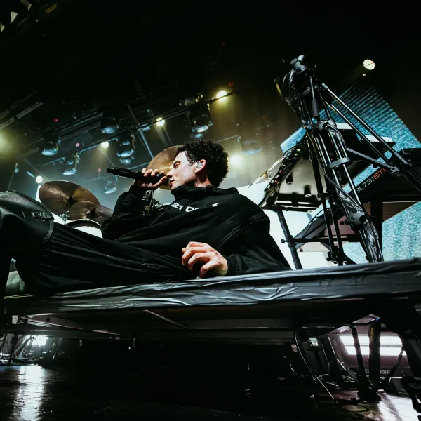 Usted Señalemelo volvió con un show íntimo para presentar “Términos & Condiciones”