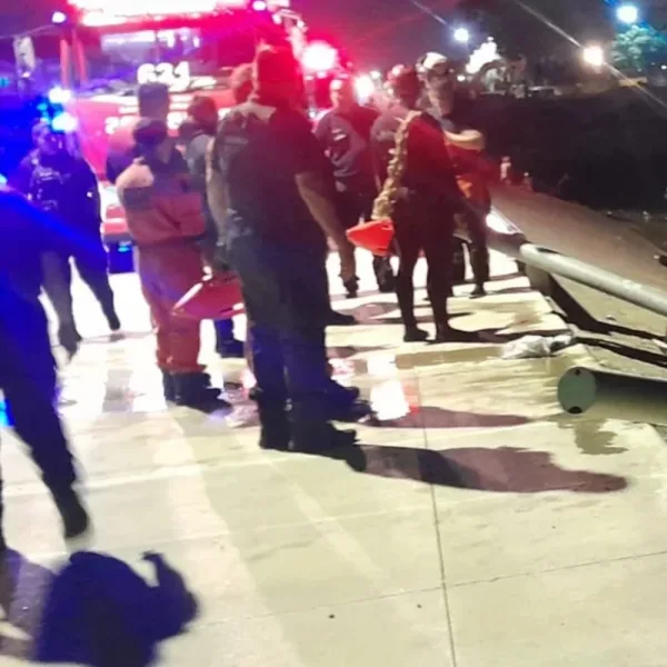 Una camioneta cayó al río en la Costanera y rescataron a una mujer y su hija