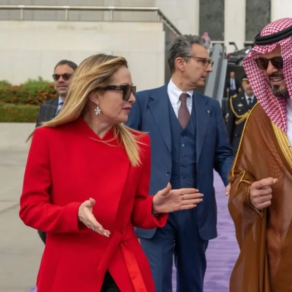 Italia empieza a sufrir falta de combustible y Meloni pide garantizar el paso por Ormuz