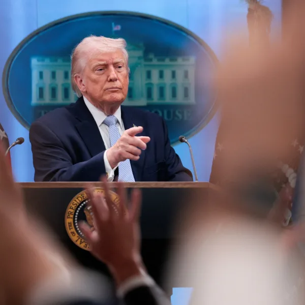 Trump: "Esta noche morirá toda una civilización"; 30% menos de colectivos en circulación; Arrancan los cuartos de la Champions y más...