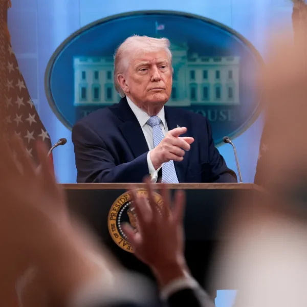 Trump amenaza con destruir Irán esta noche y Teherán advierte que extenderá su respuesta más allá de la región