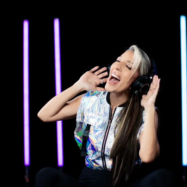 Roxana Frontini presentó "Alta frecuencia": identidad, crisis y reinvención en electropop