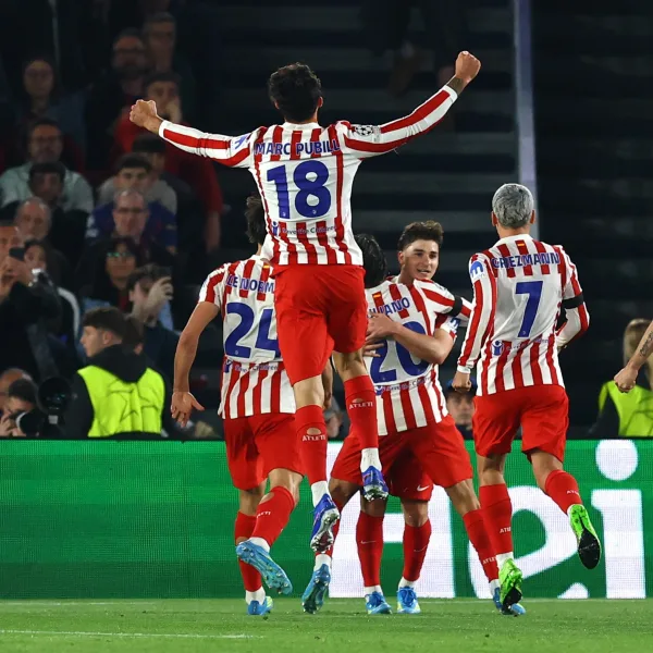 Con un gol de tiro libre de Julián Álvarez, Atlético Madrid le ganó a Barcelona por la Champions League