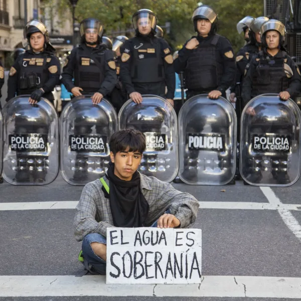 Congreso: la policía reprimió a manifestantes en medio del debate por la reforma de la Ley de Glaciares