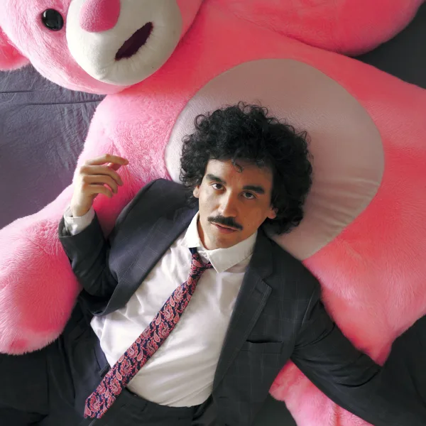 RÁU interpreta el hit de los 2000: “Un osito de peluche de Taiwán”