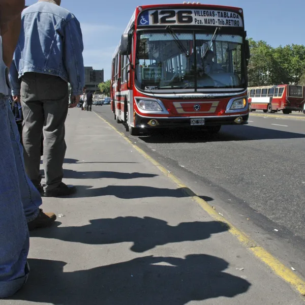 Colectivos en el AMBA: el servicio comienza a normalizarse tras una jornada de tensión
