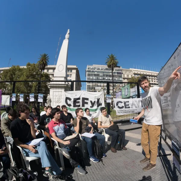 Docentes de la UBA dictan clases públicas frente a Casa Rosada
