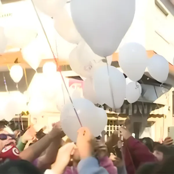 La comunidad de Merlo despidió a Maitena Garófalo con una suelta de globos frente a su escuela