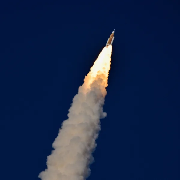 La misión Artemis II regresa a la Tierra tras completar su viaje alrededor de la Luna