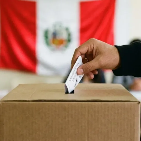 Perú elige presidente entre 35 candidatos en una elección marcada por la fragmentación