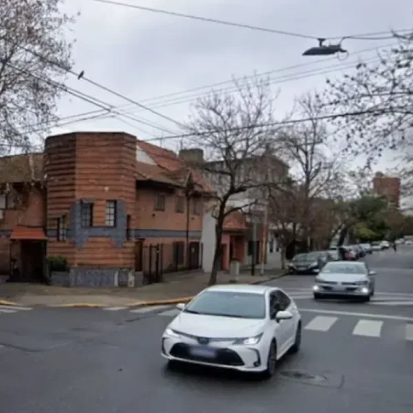Villa Devoto: una joven quedó trabada en la puerta del colectivo y fue atropellada