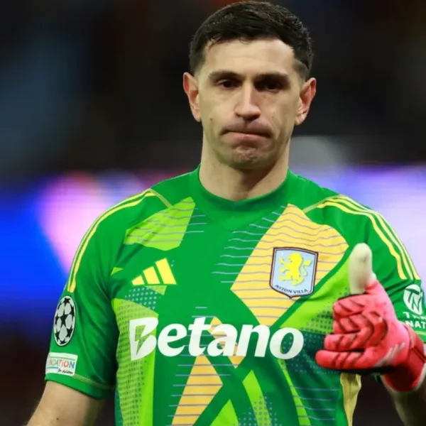 El arquero sufrió una molestia en la entrada en calor con Aston Villa y encendió las alertas a dos meses del Mundial 2026. Se suma a la recaída de Lautaro Martínez en Inter.