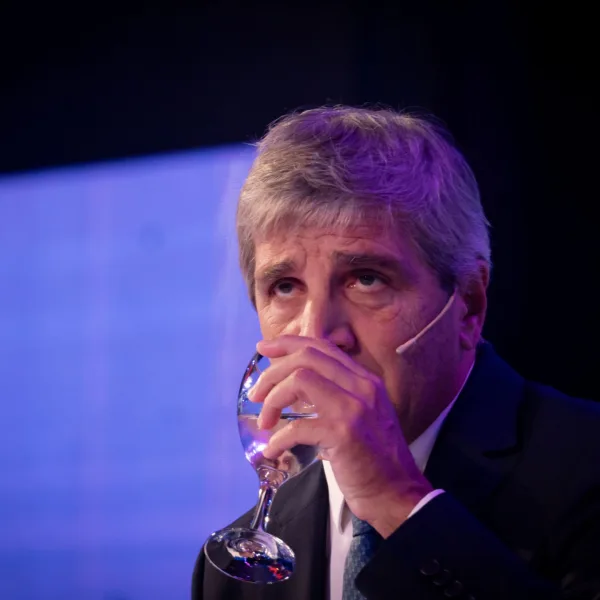 Caputo ratificó el rumbo económico y prometió “los mejores 18 meses en décadas”