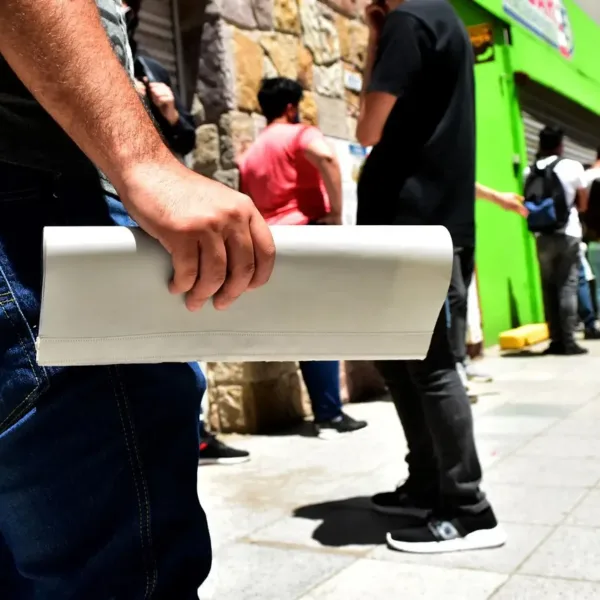 El empleo registrado cayó en enero y acumula un retroceso de más de 124.000 puestos de trabajo en el último año