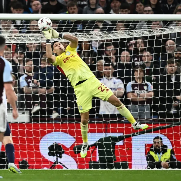 El Aston Villa del "Dibu" Martínez eliminó al Bologna y clasificó a las semifinales de la Europa League