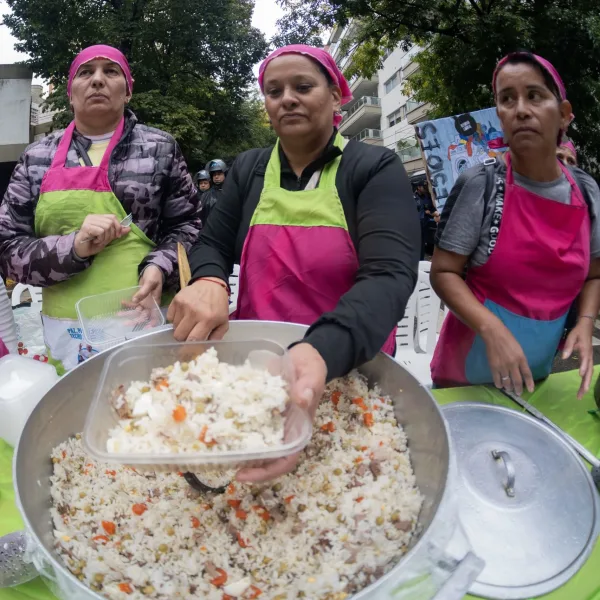 Realizaron una olla popular frente al departamento de Manuel Adorni