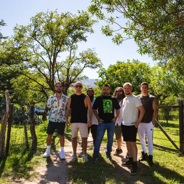 Las Pastillas del Abuelo lanzan “Una Contra Otra”, el primer adelanto de su próximo disco