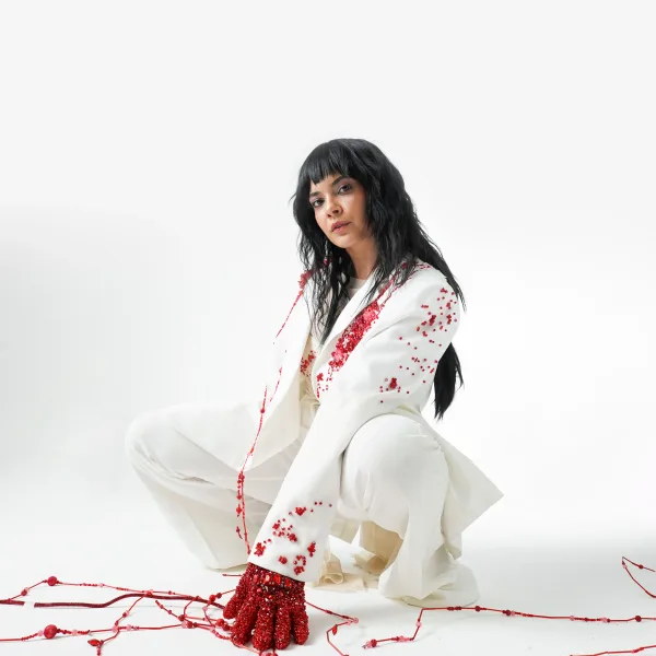 Mora Navarro presenta “Revolución Humana”, un manifiesto íntimo convertido en álbum