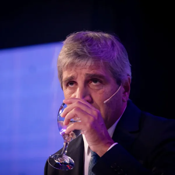 Intendentes evalúan denunciar a Luis Caputo por la retención de fondos para obras viales