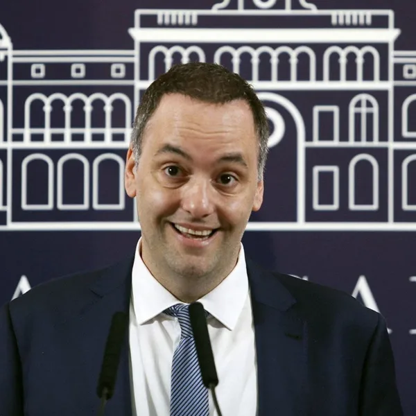 En redes, Manuel Adorni se burló de las acusaciones en su contra