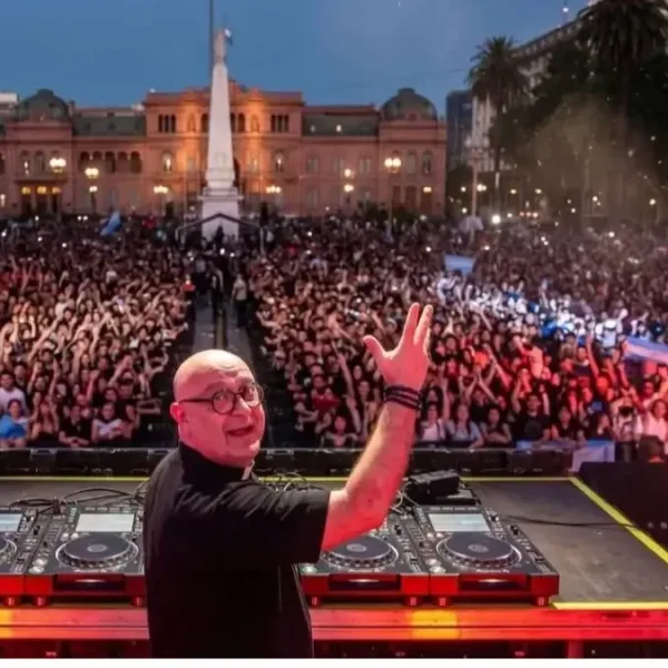El cura DJ deslumbró en Plaza de Mayo con un multitudinario homenaje al papa Francisco