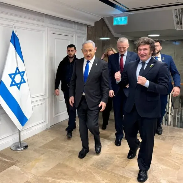 Milei llegó a Israel y comenzó su gira con una visita al Muro de los Lamentos