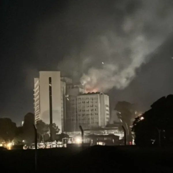 Incendio en el Edificio Libertad: evacuaron a más de 70 personas y desplegaron un operativo de emergencia