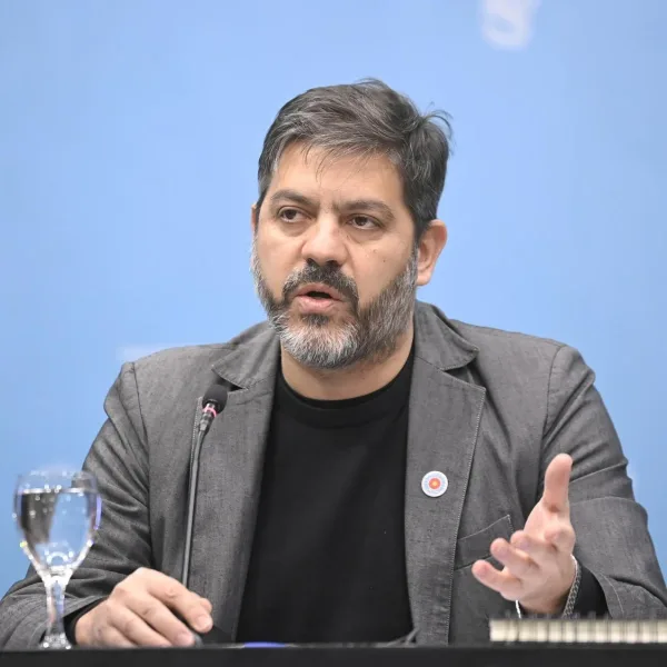 Un ministro de Kicillof debió ser internado de urgencia en Europa