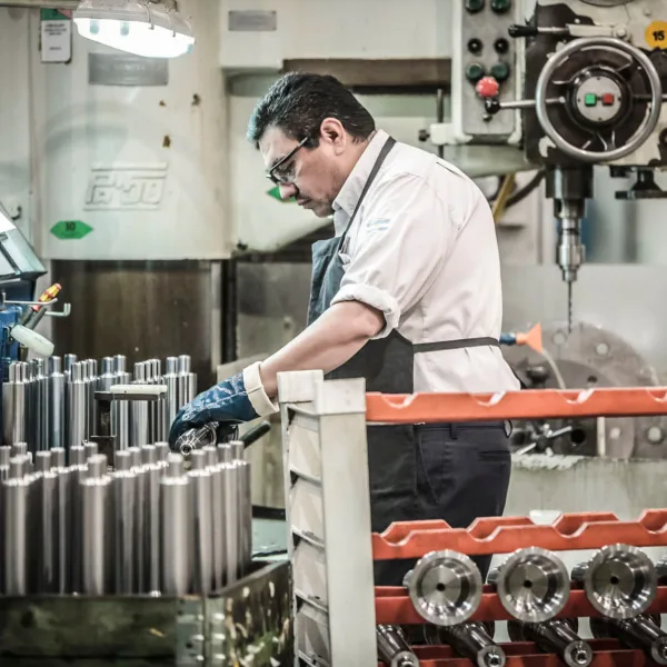 La actividad económica cayó en febrero y marcó su peor baja desde 2023